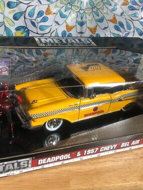 Jada Marvel Deadpool & 1957 Chevy Bel Air Taxi Die-Cast Figure